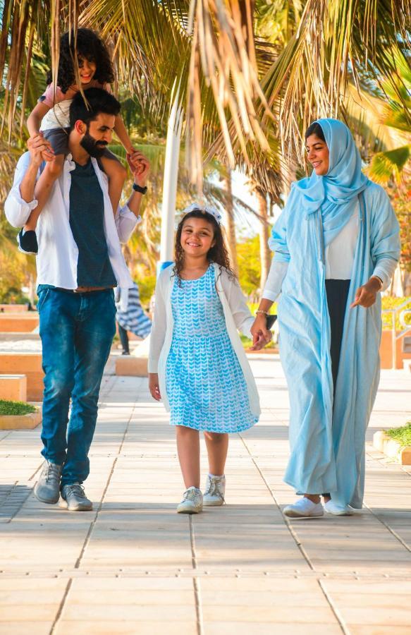 Bay La Sun Hotel And Marina - Emaar King Abdullah Economic City Kültér fotó A Bahraini family