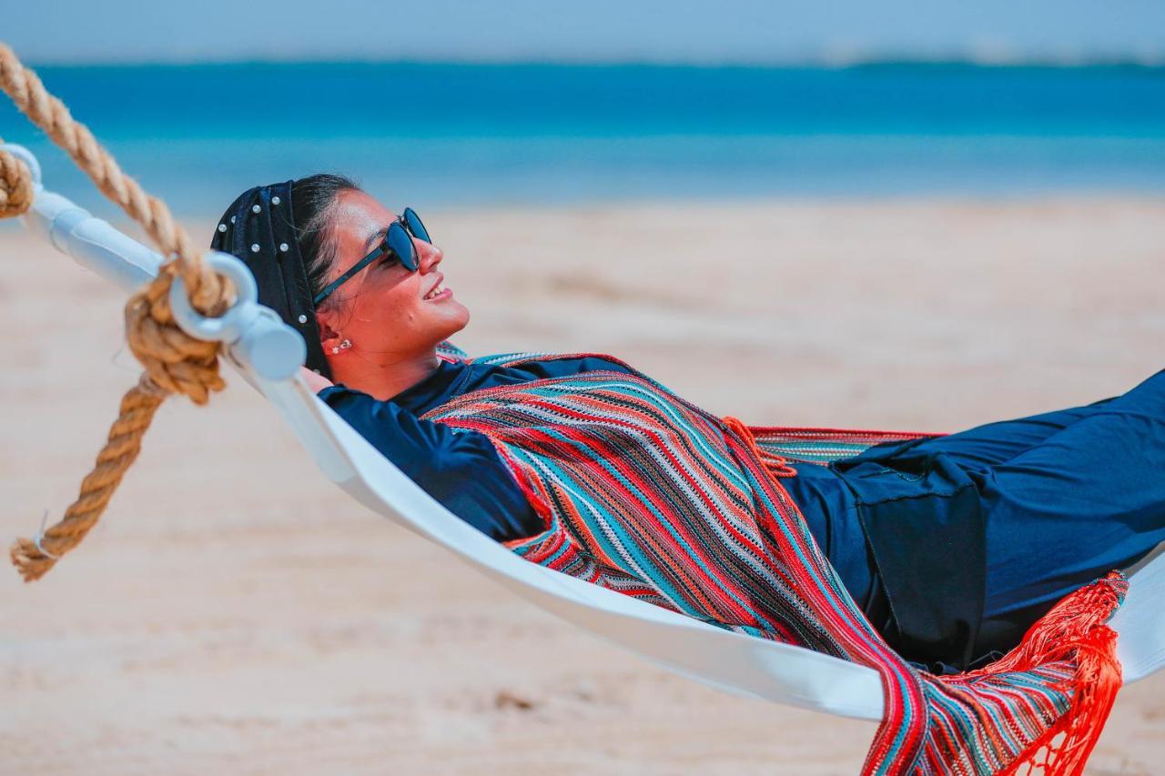 Bay La Sun Hotel And Marina - Emaar King Abdullah Economic City Kültér fotó A woman relaxing in a hammock