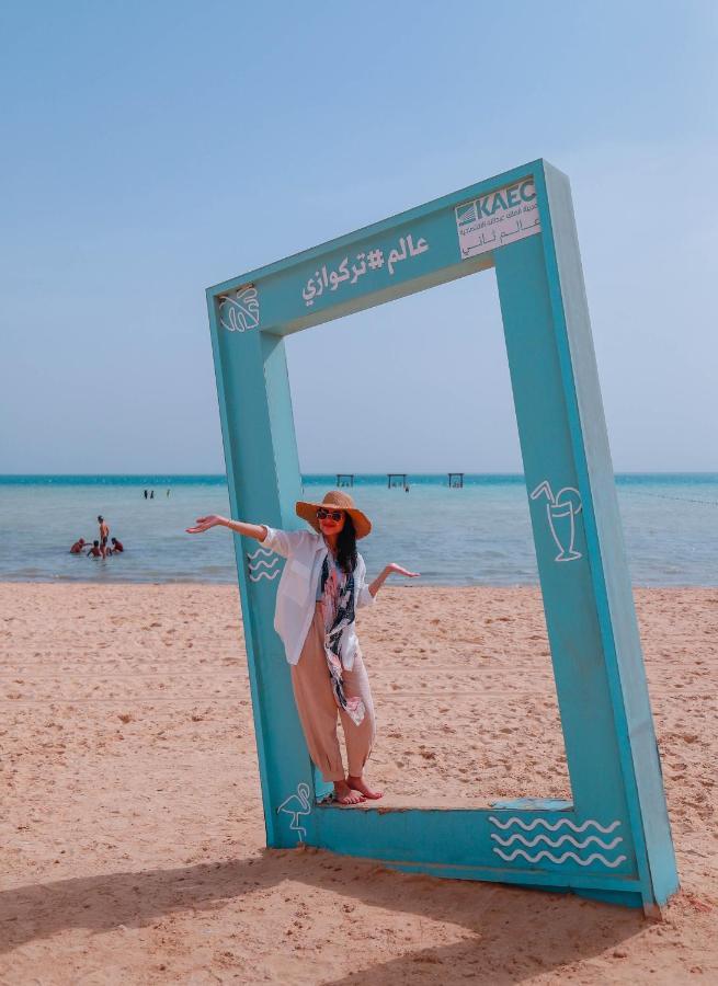 Bay La Sun Hotel And Marina - Emaar King Abdullah Economic City Kültér fotó A tourist at the beach