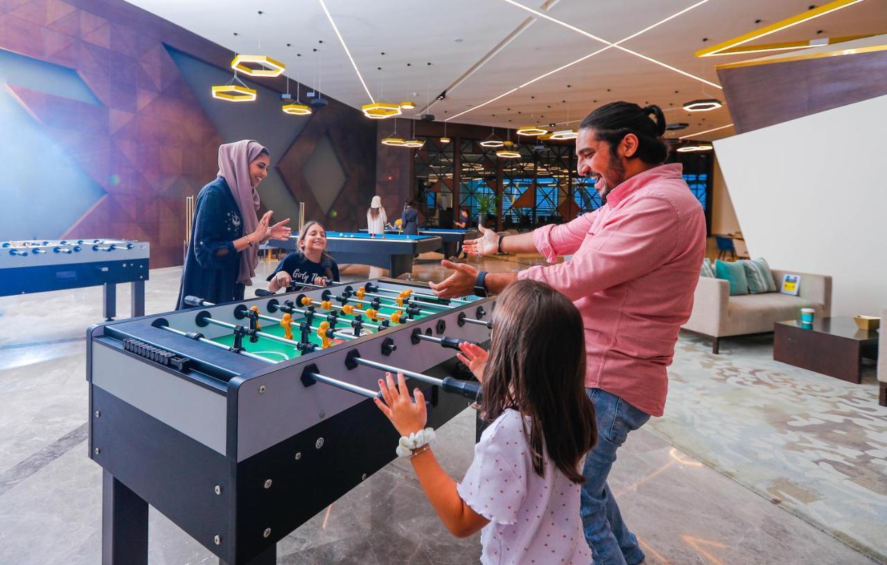 Bay La Sun Hotel And Marina - Emaar King Abdullah Economic City Kültér fotó Family playing table football