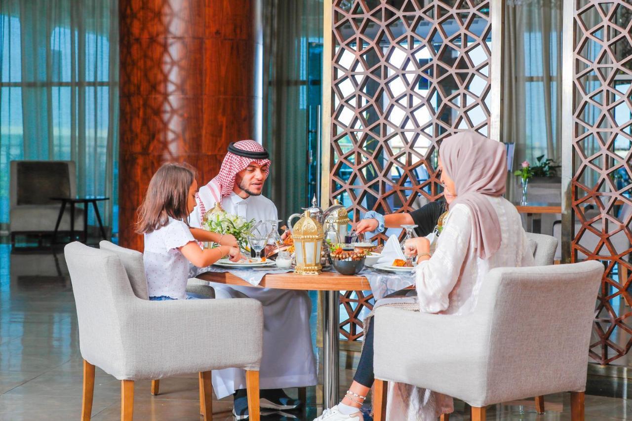 Bay La Sun Hotel And Marina - Emaar King Abdullah Economic City Kültér fotó Family dining at the hotel