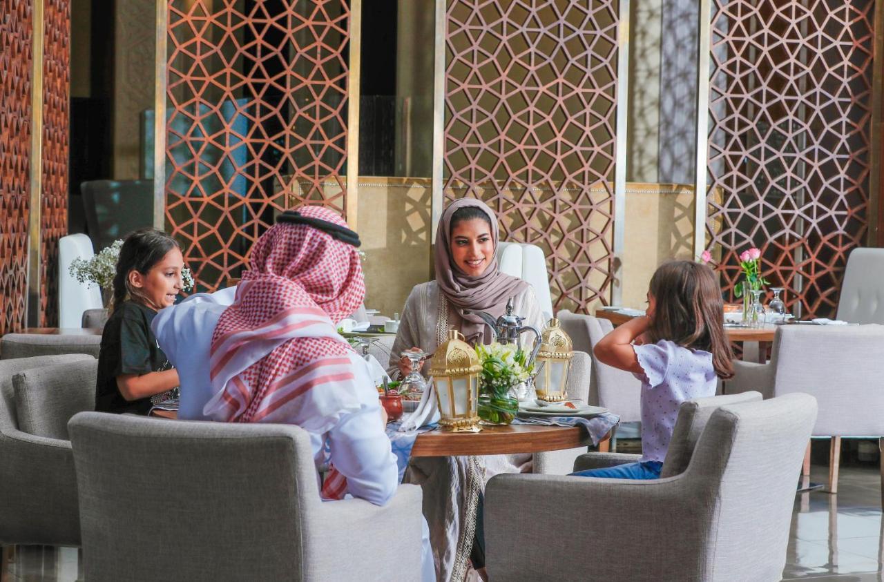 Bay La Sun Hotel And Marina - Emaar King Abdullah Economic City Kültér fotó A family at a restaurant in Riyadh