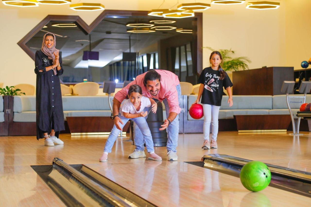 Bay La Sun Hotel And Marina - Emaar King Abdullah Economic City Kültér fotó Family at the bowling alley