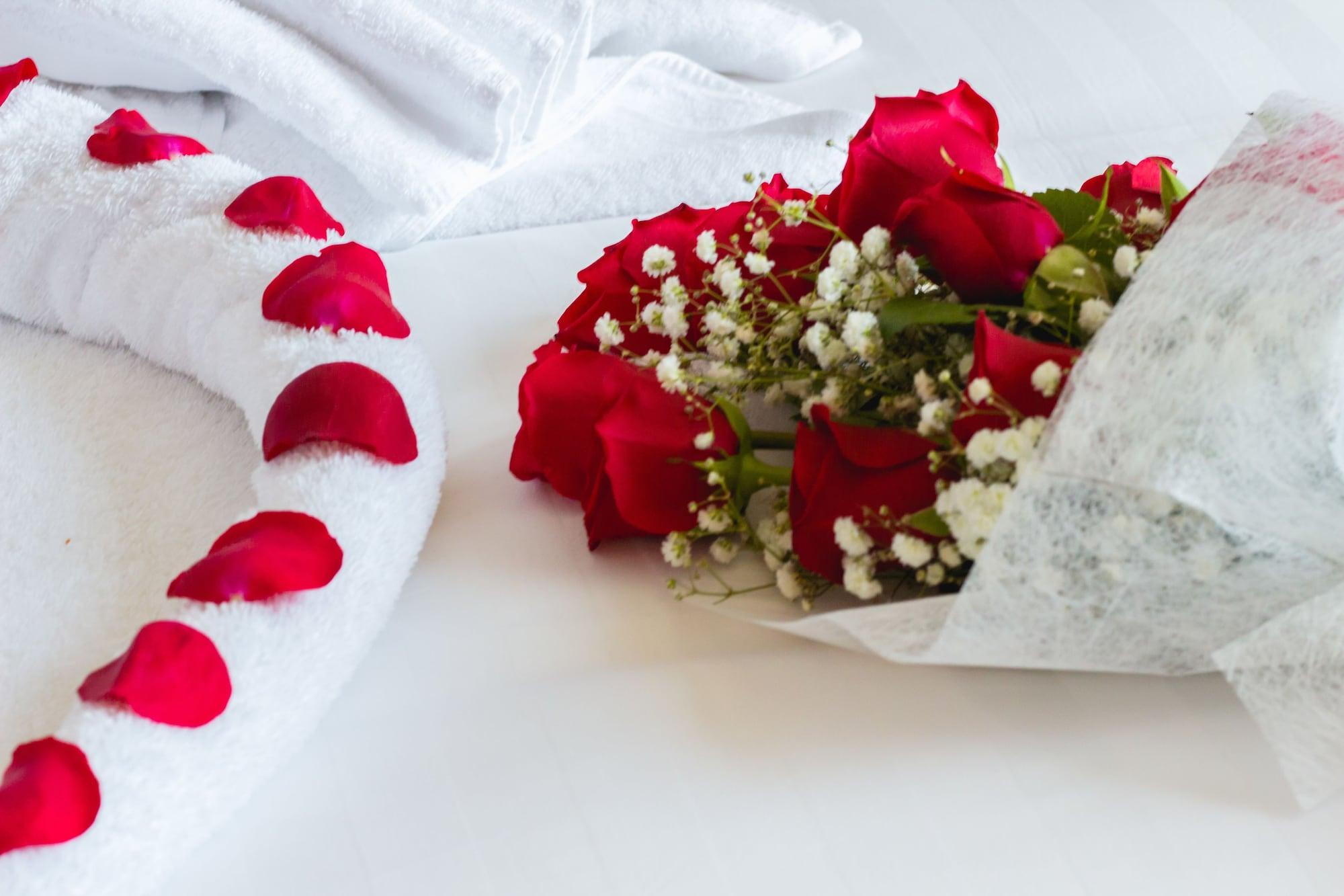Bay La Sun Hotel And Marina - Emaar King Abdullah Economic City Kültér fotó A bouquet of red roses