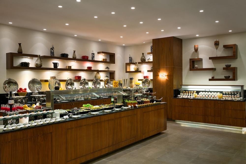 Bay La Sun Hotel And Marina - Emaar King Abdullah Economic City Kültér fotó The buffet at the hotel