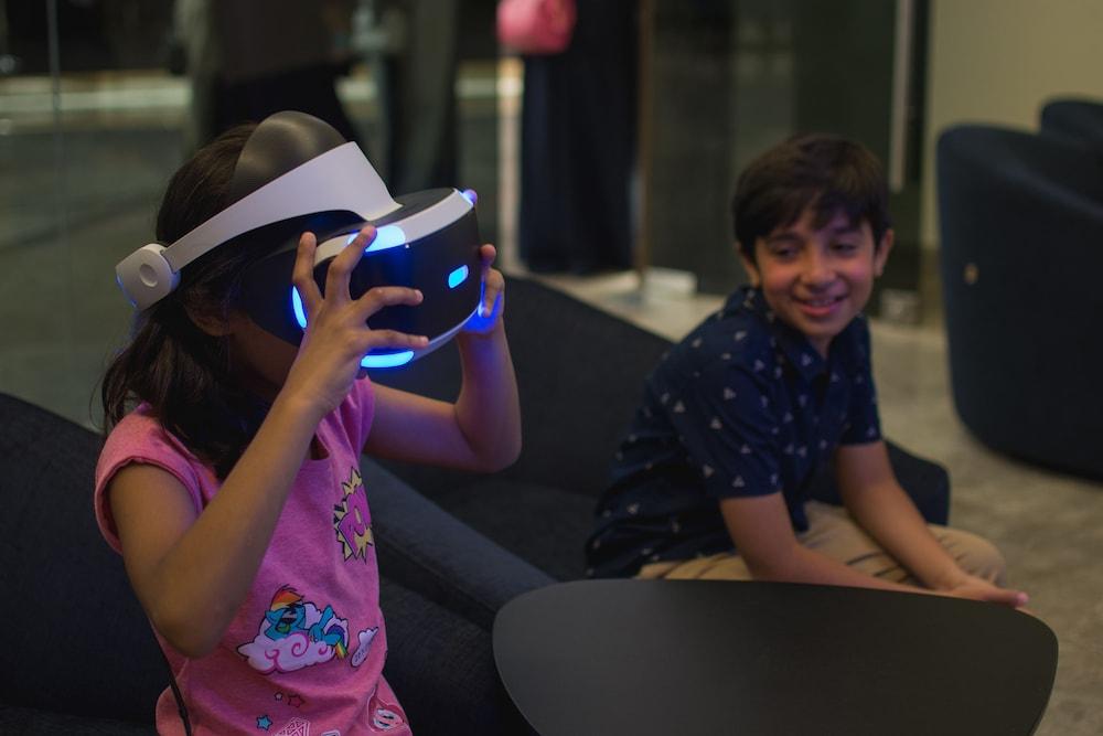 Bay La Sun Hotel And Marina - Emaar King Abdullah Economic City Kültér fotó A child wearing a PlayStation VR headset