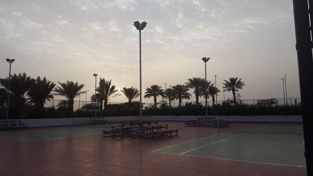Bay La Sun Hotel And Marina - Emaar King Abdullah Economic City Kültér fotó Tennis courts at the Al-Shaab Sports Club