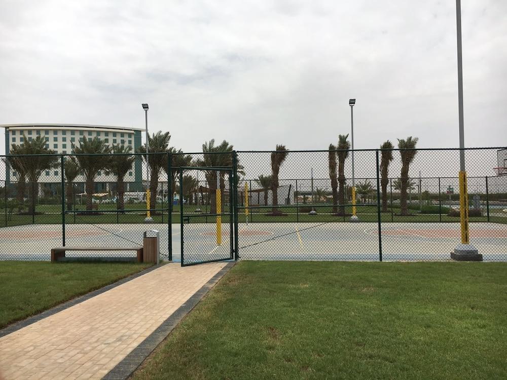 Bay La Sun Hotel And Marina - Emaar King Abdullah Economic City Kültér fotó Tennis courts at the park