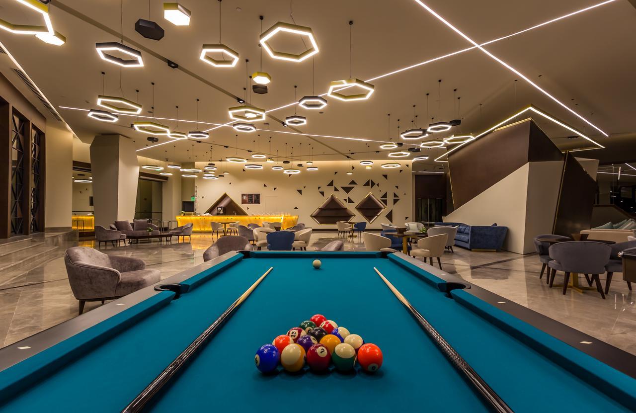 Bay La Sun Hotel And Marina - Emaar King Abdullah Economic City Kültér fotó The pool table at the 100000-square-foot (9,300 m2) clubhouse