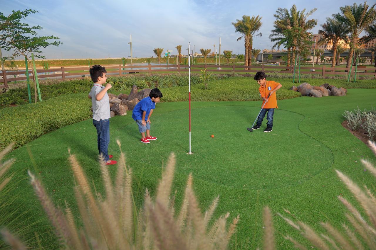 Bay La Sun Hotel And Marina - Emaar King Abdullah Economic City Kültér fotó Golf putting green at Al Forsan National Club